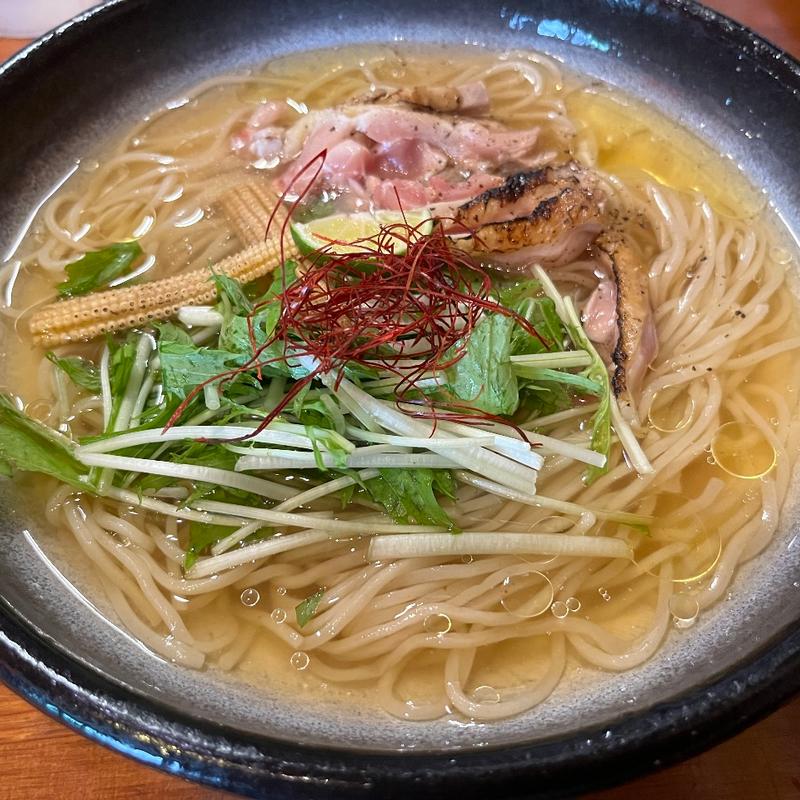 スダチと阿波尾鶏のタタキ冷やし(醤油と貝と麺 そして人と夢 )