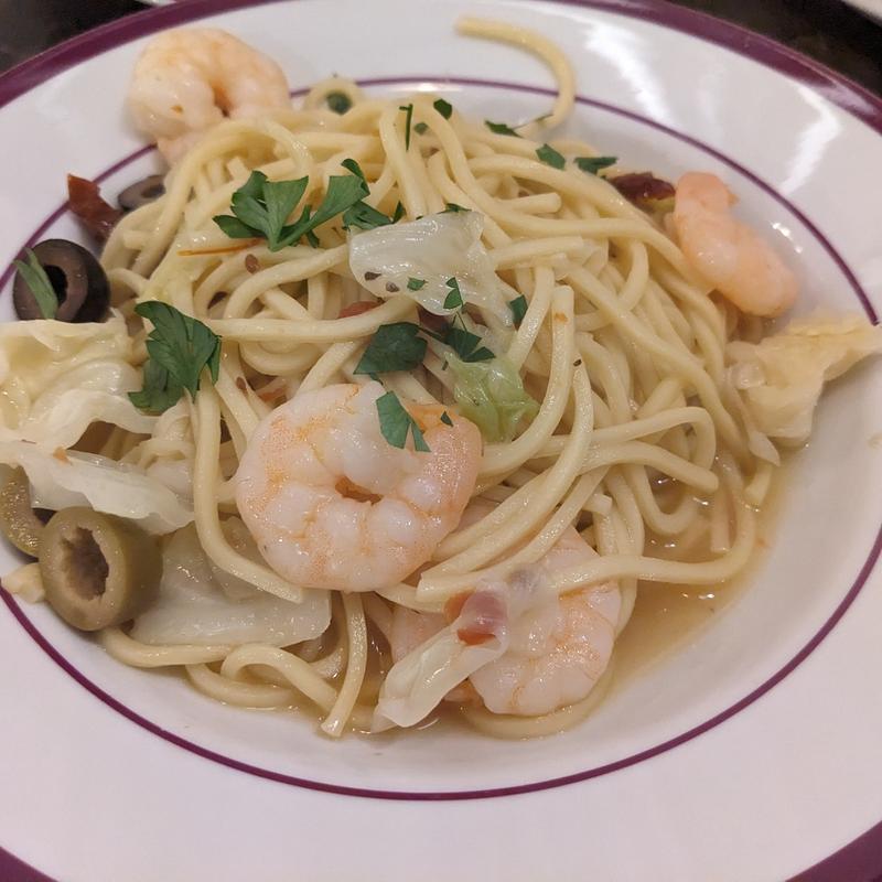 むきエビとドライトマト、オリーブパスタ(TET Brasserie & Cafe)