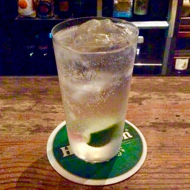 ラーメンを食べて来たので、スッキリした飲み物を、ということで出て来たカクテル(Blue Moon)