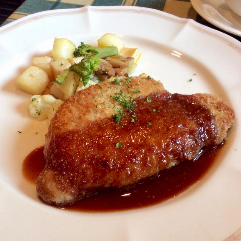 ポークチャップのコルドンブルーハムとチーズのはさみ揚げ(Cafe et Bistrot Bonne Chere)