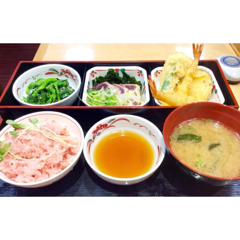 桜しらすごはんの彩三昧定食(街かど屋 福島)