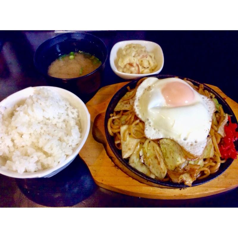 焼きそば定食＋目玉焼(鉄板酒場ちょいちょい)