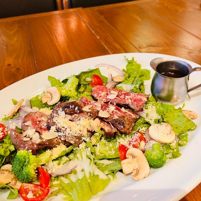ステーキサラダ(HangOut HangOver 渋谷)