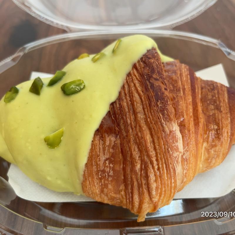 ピスタチオカスタードクレーム　ピスタチオチョコレートをまとって(ミセスパブロフベーカリー)