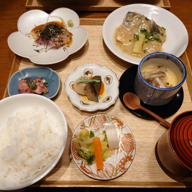 鯖味噌煮と勘八胡麻醤油和え定食(梯子)