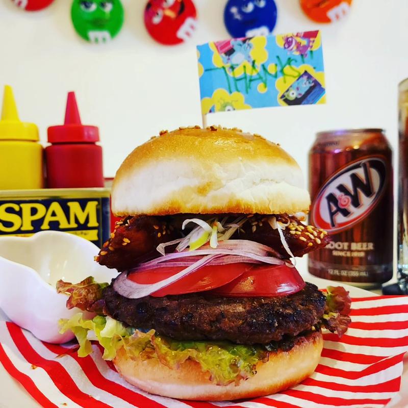 サメのオーロラ煮トッピングバーガー(13Diner)