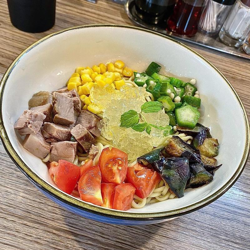 夏野菜の冷製塩まぜそば 幻の柑橘ゆこうのジュレ(煮干しラーメン にぼってる)