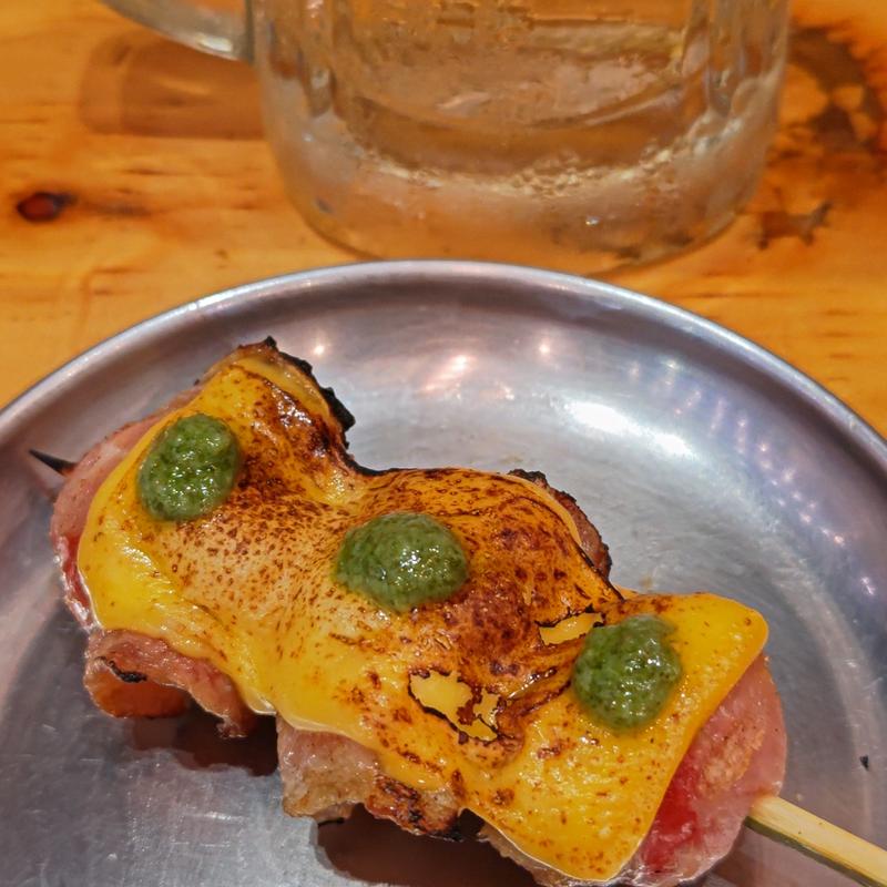 トマト肉巻き  ジェノベーゼ&チーズ(串焼き。ビストロガブリ 野毛一番街店)