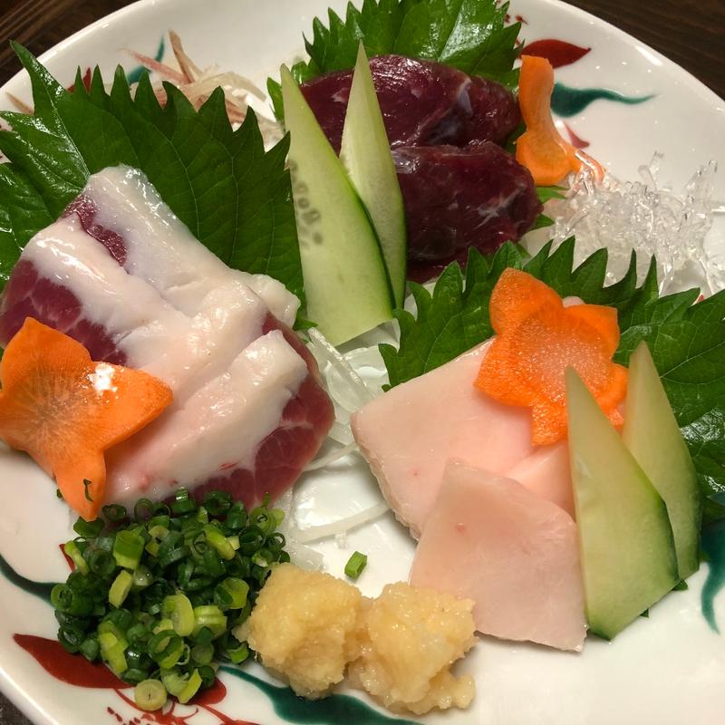 馬刺しの珍しい部位も味わえる『得　三種盛り』(縁家　とりつぎ )