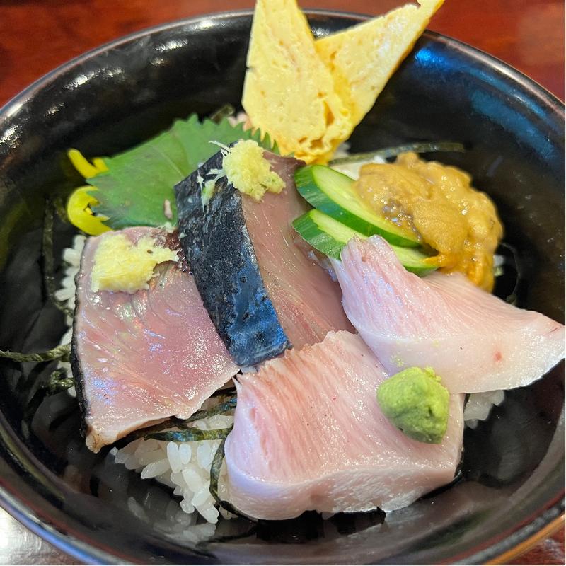 かつおブリ生ウニ丼(さかり寿司)