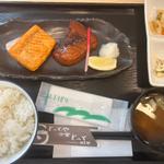 メカジキ照焼、サーモンハラス焼(とっと めしや)