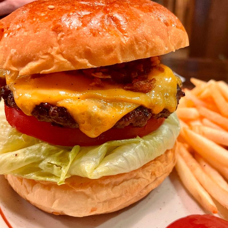 燻製チーズバーガー(Sports Pub Lucky George (スポーツパブ ラッキージョージ))