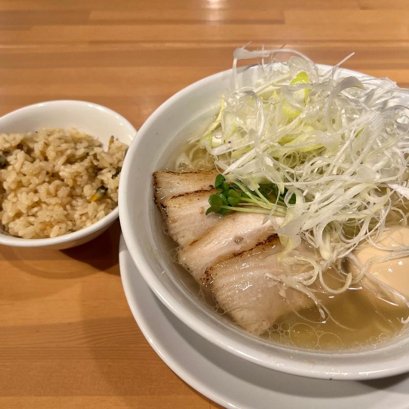 貝出汁特製塩そば：ネギ盛り(鳥一伝承　焼鳥酒場ヤスモリ商店)