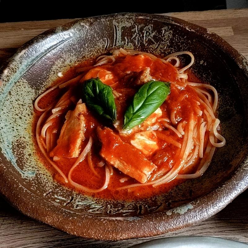 モッツァレラチーズとチキン、バジルのトマトソース(自家製生パスタ専門店 山根屋)