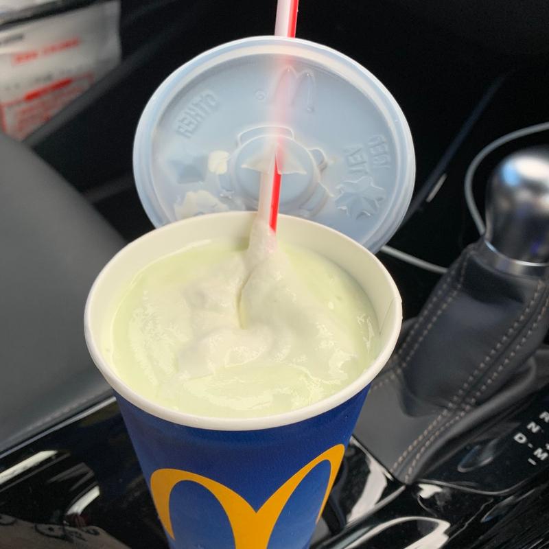 月見シェイクM(マクドナルド 天久りうぼう楽市店 )