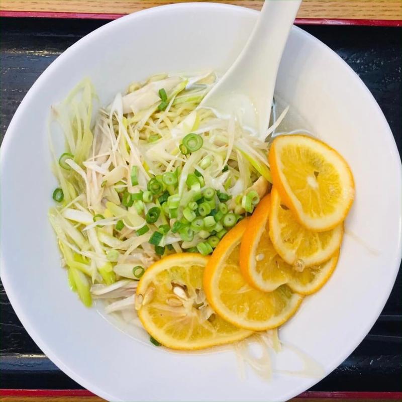 塩漬けレモン入り蒸し鶏葱塩ラーメン(家常菜 博朱)