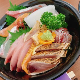 海鮮丼(お魚のなかだ)