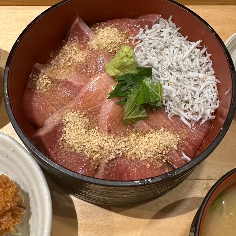 ぶりとしらす丼(錦町食堂 このじ魚金)