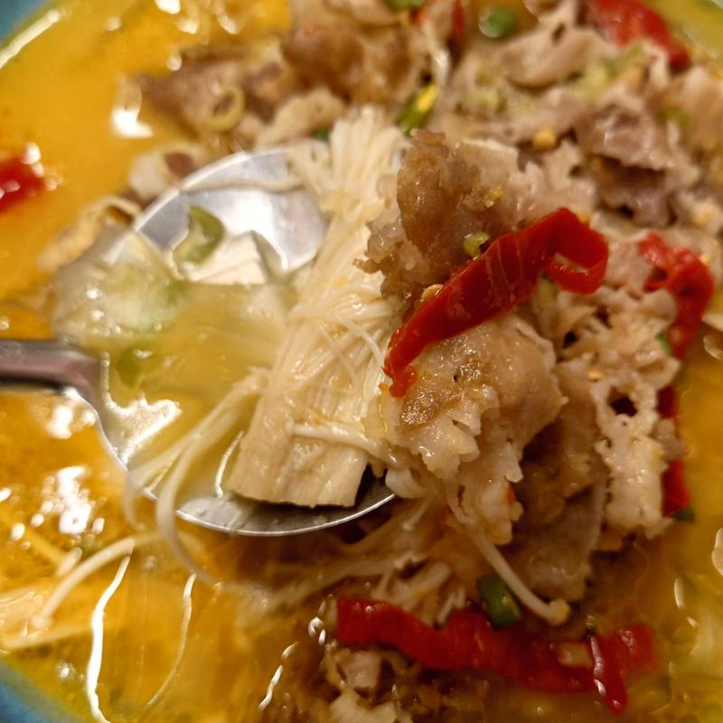 牛バラ酸辣の煮込み(沸騰焼烤猪小妖)