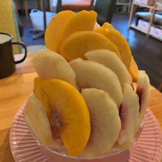 桃かき氷(カフェ ハナハナ （cafe hanahana）)