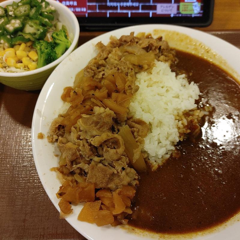 肉2倍牛カレー 大盛り＋オクラサラダ(すき家 本八幡駅南口店 )