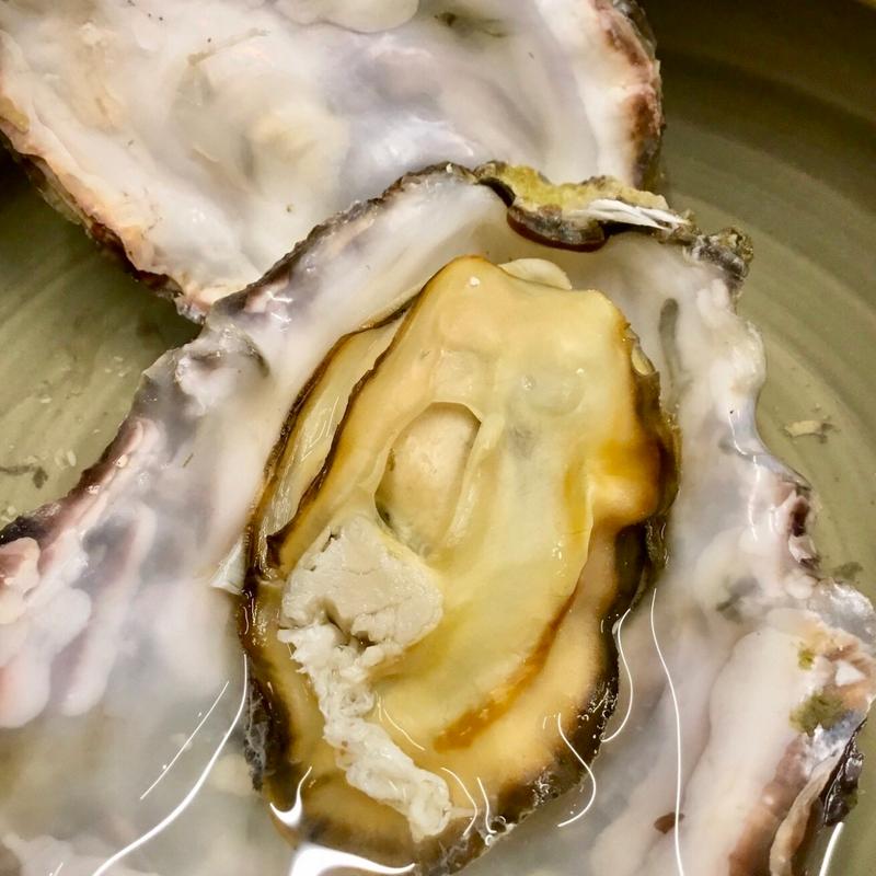 殻付き牡蠣の酒蒸し(廣島料理専門 酔心ekie広島店)