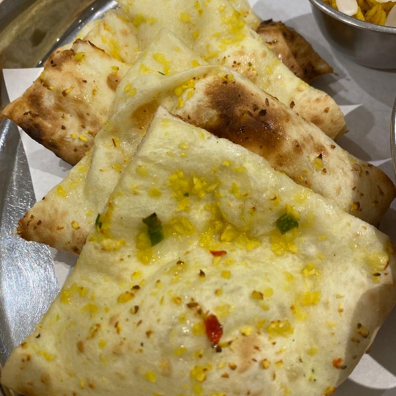 ガーリックナン(インド料理 ビスヌ)