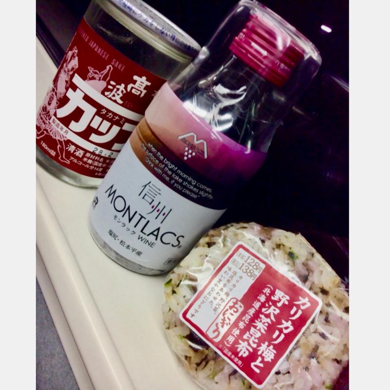 カップ酒、小瓶ワイン、野沢菜おにぎり(ニューデイズミニ 塩尻 （NEWDAYSミニ）)