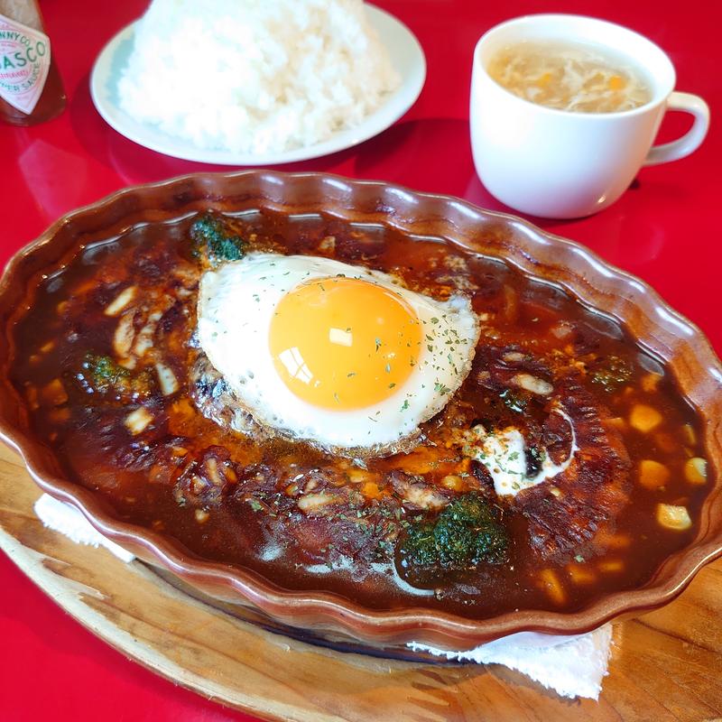 ランチE(煮込みチーズハンバーグ目玉焼きのせ)(カフェレストラン カウタウン)