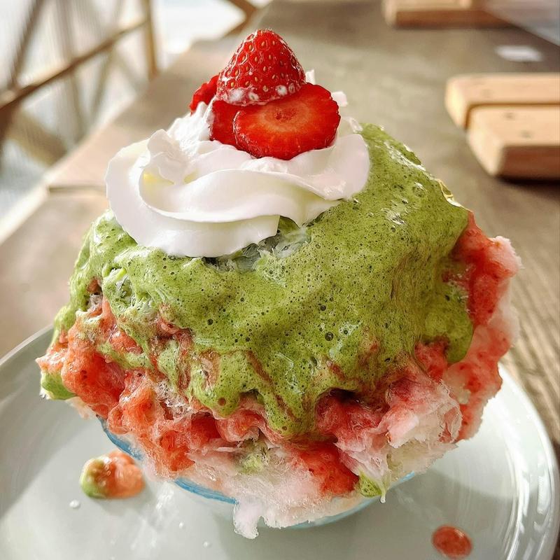 ほうれん草とバナナのスムージー&イチゴシロップ(しあわせ かき氷店)