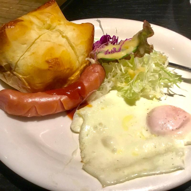 モーニング#4「目玉焼き・フランクフルト・へそパン・サラダ」(（有）プランタン珈琲商会)