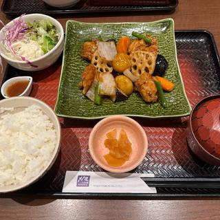 鶏と野菜の黒酢あん定食(大戸屋ごはん処 福井店 （おおとや）)