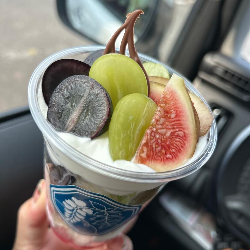 ぶどうとイチヂクのパフェ(CINARIS)