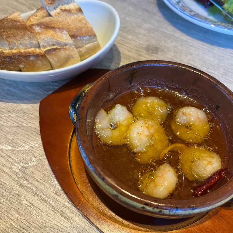 海老のアヒージョパン(スペイン料理 ミゲル フアニ マリン＆ウォーク ヨコハマ店)