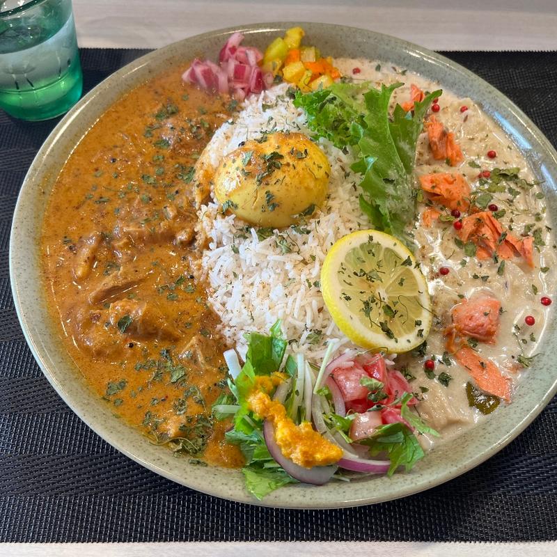 チキンカレーとシャケのホワイトカレーあいがけ大盛り（玉子トッピング）(すぱいすにきいてみた＠plants)