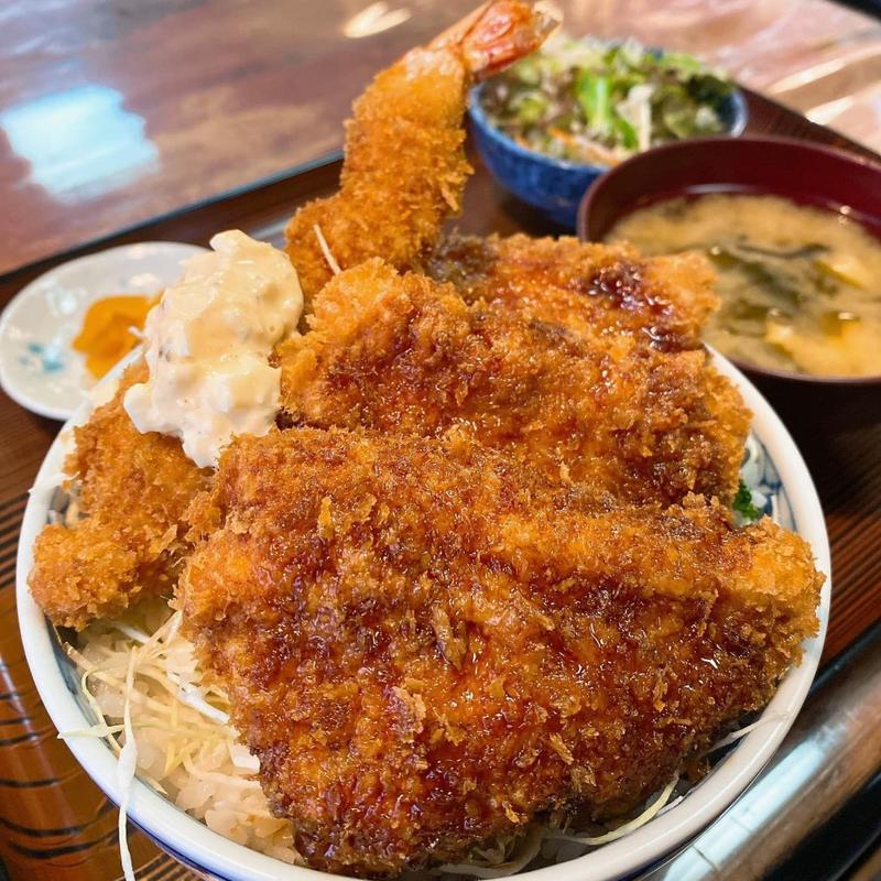 アベック丼(まとい食堂 （上諏訪）)
