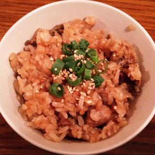 鶏と舞茸の炊き込みご飯(小鉢とお酒 KANADE)