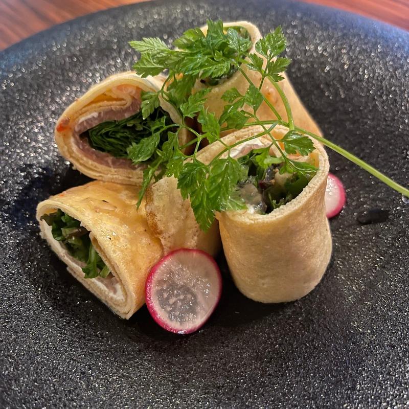 生ハムとクリームチーズのクレープ巻きサラダ(DINING花)