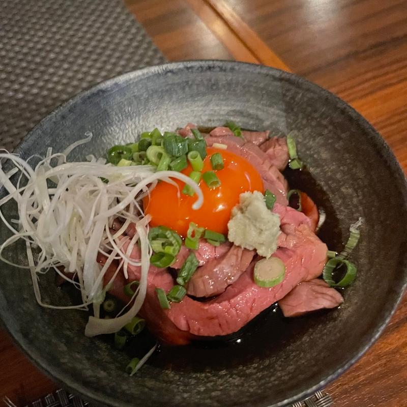 ジビーフの低温調理ユッケ(DINING花)