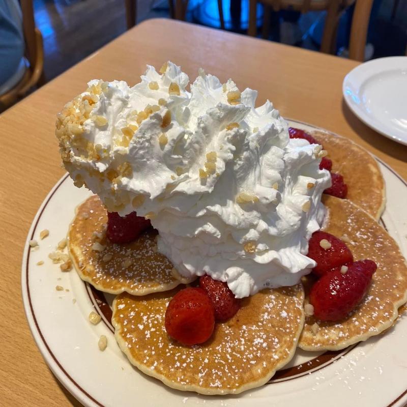 ストロベリーホイップパンケーキ(Eggs 'n Things 湘南江ノ島店)