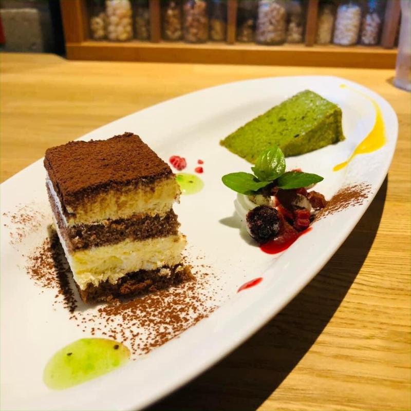 ティラミスと抹茶ガトーショコラ_チキンフィレバーガーセット(レリーサカフェ)