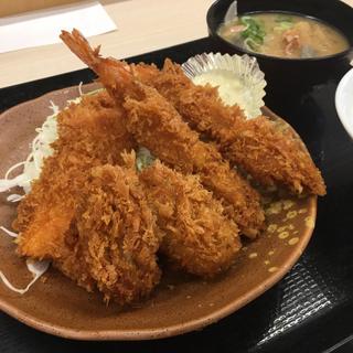 秋の海鮮フライ定食(かつや 大阪本町通店)