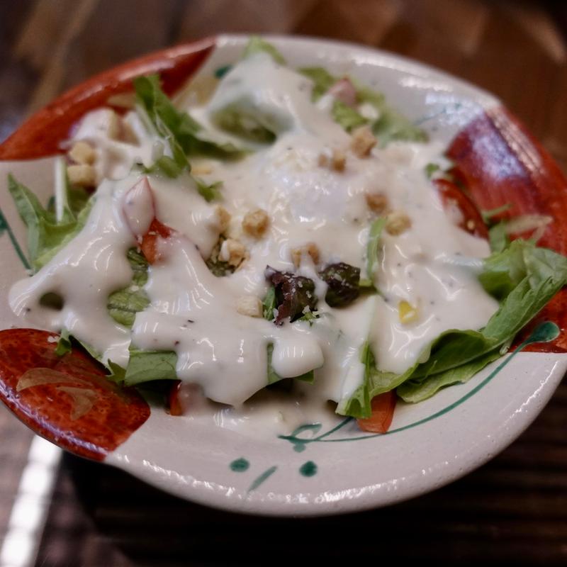 彩り野菜の温玉シーザーサラダ(三崎港 蔵)