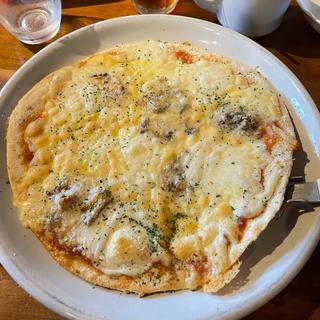 4種のクアトロチーズピザ(マスタードシード・電車食堂)