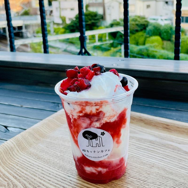 あまおうとミックスベリーのクリームフラッペ(桜キッチンカフェ)