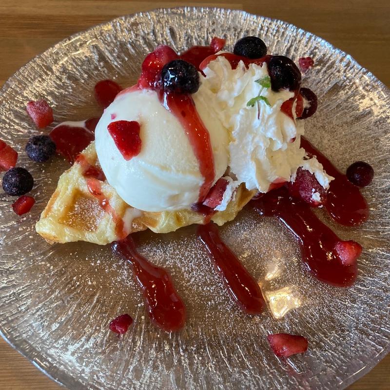 クロッフル（ミックスベリー＆ストロベリーソース）(カフェmagnet)