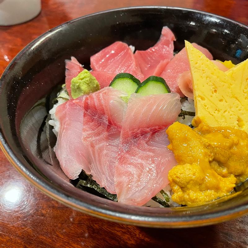 本まぐろイサキ丼(さかり寿司)