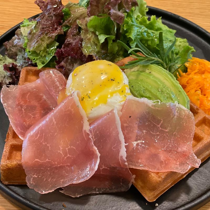 生ハムエッグベネディクト　ダブル(アボカドトッピング)(waffle shuffle ワッフル シャッフル)