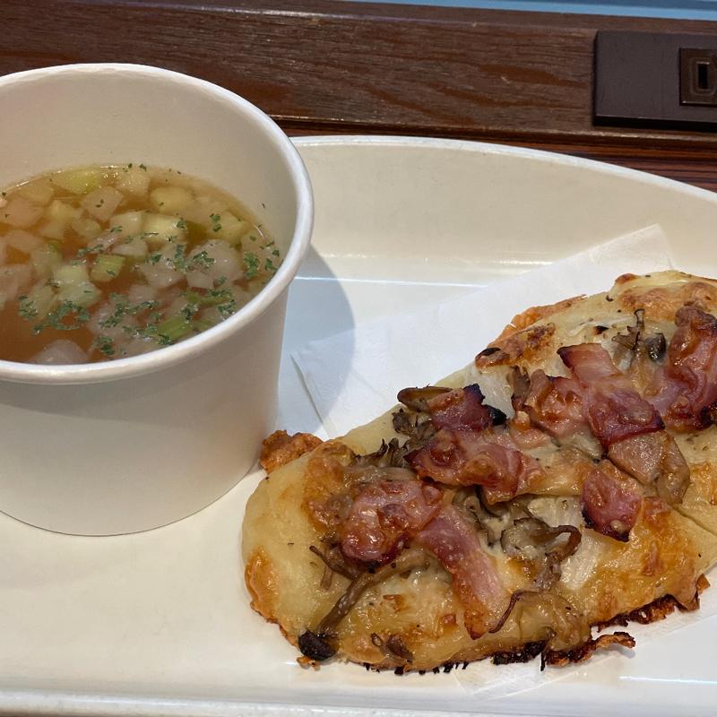 きのことベーコンのフーガス＋セットスープ(メゾンカイザー ボーノ相模大野店)