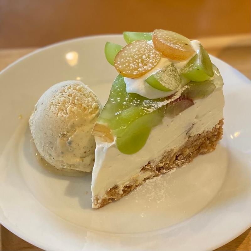 シャインマスカットレアチーズケーキ(カフェ ヴォアジンヌ)